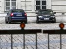 Automobily zaparkované ve dvoe budovy eské poty v ulici Politických vz v...
