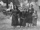 Koovní Romové v zimoviti u Volar na umav (1958)