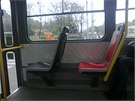 Takto vypadají nové plastové sedaky v tramvaji.