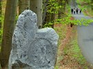 Kadý ze skoro dvoumetrových menhir symbolizuje jednu bolest moderního lovka.
