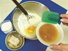 Sypké písady (mouka, soda, cukr) promíchejte, pidejte vejce, tekutý med,...