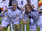 Gareth Bale (vlevo) a Luka Madri slaví triumf Realu Madrid v Královském poháru.