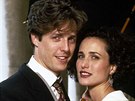 Hugh Grant a  Andie MacDowell ve filmu tyi svatby a jeden poheb v roce 1994