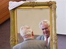 Prezident Milo Zeman dostal na návtv Hradce Králové zrcadlo ve zlaceném...
