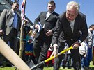 Prezident Milo Zeman zasadil lípu v Holovousech na Jiínsku
