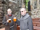 Frantikáni si dopávají piveko. 