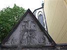 Gotický reliéf zpodobuje Jana Lucemburského a Eliku Pemyslovnu.