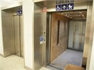Vnitky výtah jsou zatím chránné peklikou.