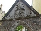 Kamenný reliéf byl pvodn umístn nad vstupem do kostela Panny Marie Snné