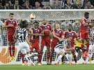 Andrea Pirlo (druhý zleva) z Juventusu Turín stílí  z pímého kopu gól v duelu...