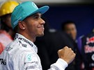 Lewis Hamilton ze stáje Mercedes se raduje z vítzství v kvalifikaci na Velkou...
