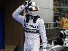 Lewis Hamilton po vítzné kvaifikaci na Velkou cenu íny formule 1.