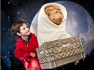 Malý obdivovatel míí s E. T. ke hvzdám.