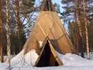 Tradiní sámské rodiny ást roku koují a bydlí ve stanech podobných týpí.