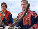 Sámové si potrpí na tradiní barevné a bohat zdobené obleení.