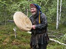 Bubnující Sáma jako lesní skítek. V Laponsku máte asto dojem, e se vám to...