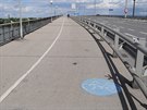 Výborná cyklistická infrastruktura je i ve Vídni. Tohle je cyklostezka na most...