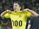 KULATINY. Robert Lewandowski slaví svj 100. gól v dresu Dortmundu. Vstelil ho...