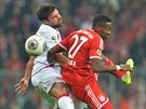 David Alaba (vpravo) z Bayernu Mnichov bojuje s Florianem Dickem z...