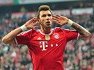 Mario Manduki z Bayernu Mnichov se raduje ze své trefy.