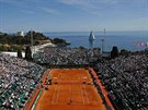 Luká Rosol a Roger Federer práv svádjí souboj na antuce v Monte Carlu.