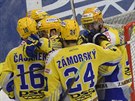 Zlíntí hokejisté se radují z gólu proti Komet Brno.