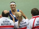 GRATULACE. Lucie afáová slaví s eským týmem první bod v semifinále Fed Cupu...