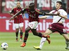 UTEU TI. Útoník AC Milán Mario Balotelli (vlevo) uniká záloníkovi Livorna...