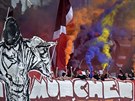 POÁDNÉ HORKO. Fanouci Bayernu Mnichov se ped utkáním na hiti Braunschweigu...