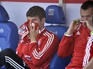 NEDÝCHATELNO. Thomas Müller z Bayernu Mnichov (vlevo) si kryje obliej ped...