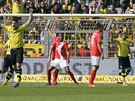 Oliver Kirch (druhý zprava) slaví trefu Dortmundu proti Mohui.