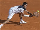 Srbský tenista Novak Djokovi bhem semifinále na turnaji v Monte Carlu proti...
