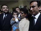 Devítimsíní Muhammad Musa Khan obklopený právníky (12. 4. 2014)