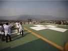 Lékai na pistávací ploe nemocnice v Káthmándú oekávají vrtulník s rannými,