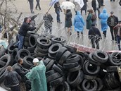 Proruští demonstranti na barikádách, které obklopují regionální úřad Doněcku...