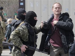 V centru Slavjansku neoznaen ozbrojenci napadli fotografa listu Kommersant...