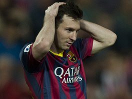 TO JSEM ML DT. Lionel Messi z Barcelony lituje zahozen ance v zpase proti