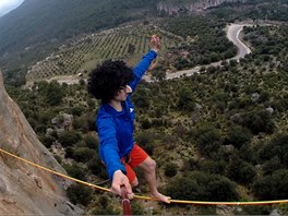 Slacklife znamená nejen adrenalin, ale i legraci. Ticetimetrovou lajnu si...