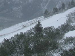 Zábr z kamery eského hydrometeorologického ústavu ukazuje zasnené okolí...