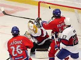 Čeští hokejisté Tomáš Filippi a Martin Zaťovič se tlačí k norské brance.