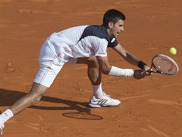 Srbsk tenista Novak Djokovi bhem semifinle na turnaji v Monte Carlu proti...