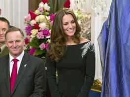 Vévodkyn z Cambridge Kate na odhalení portrétu královny Albty II....