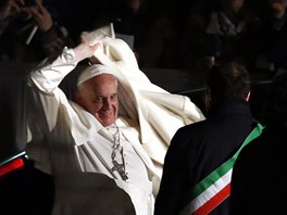 Pape Frantiek se v pátek spolen s desetitisíci vících zúastnil v ímském...