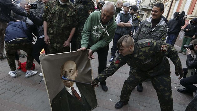 Majdansk domobrana bu do potrtu Lenina, kter zabavila v sdle komunistick strany v Kyjev (9. dubna 2014)