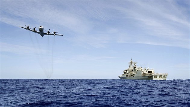 Letoun australsk armdy AP-3C Orion shazuje zsoby pro posdku lodi HMAS Toowoomb, kter ptr po troskch letu MH370 (11. dubna 2014)