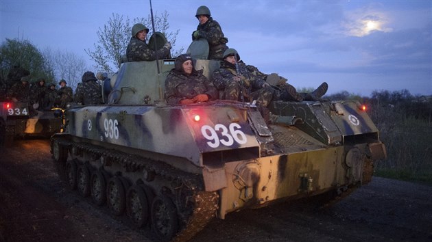 Ukrajinské obrněnce asi 70 kilometrů od Slavjansku (15. dubna 2014)