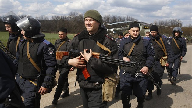 Ukrajint vojci ve mst Izjum asi 125 kilometr na jihovchod od Charkova. (15. dubna 2014)