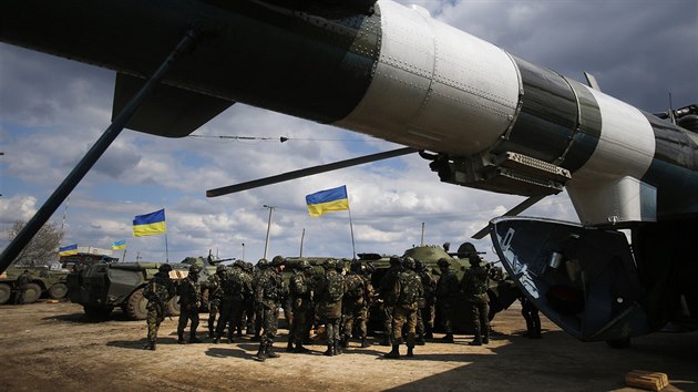 Ukrajint vojci ve mst Izjum asi 125 kilometr na jihovchod od Charkova. (15. dubna 2014)