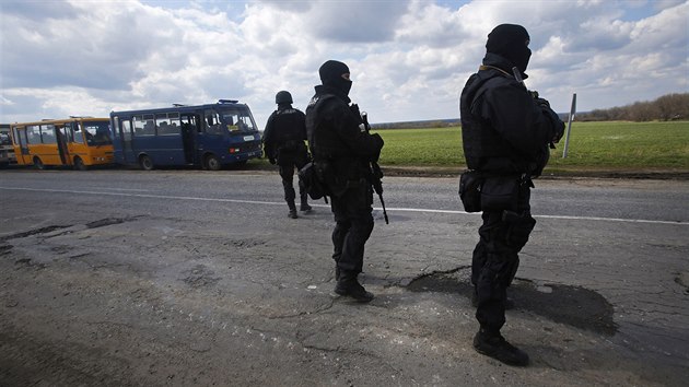Ukrajinští policisté ve městě Izjum asi 125 kilometrů na jihovýchod od Charkova. (15. dubna 2014)