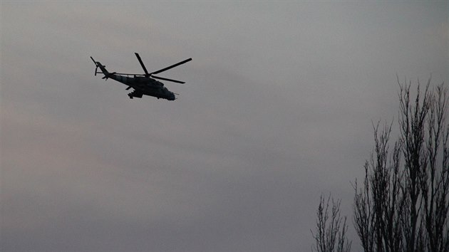 Ukrajinsk vrtulnk Mi-24 nad letitm v Kramatorsku  (16. dubna 2014)